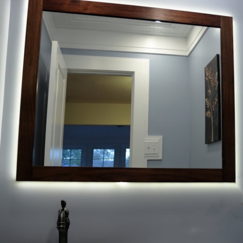 مرآة بإطار خشبي بإضاءة خلفية LED